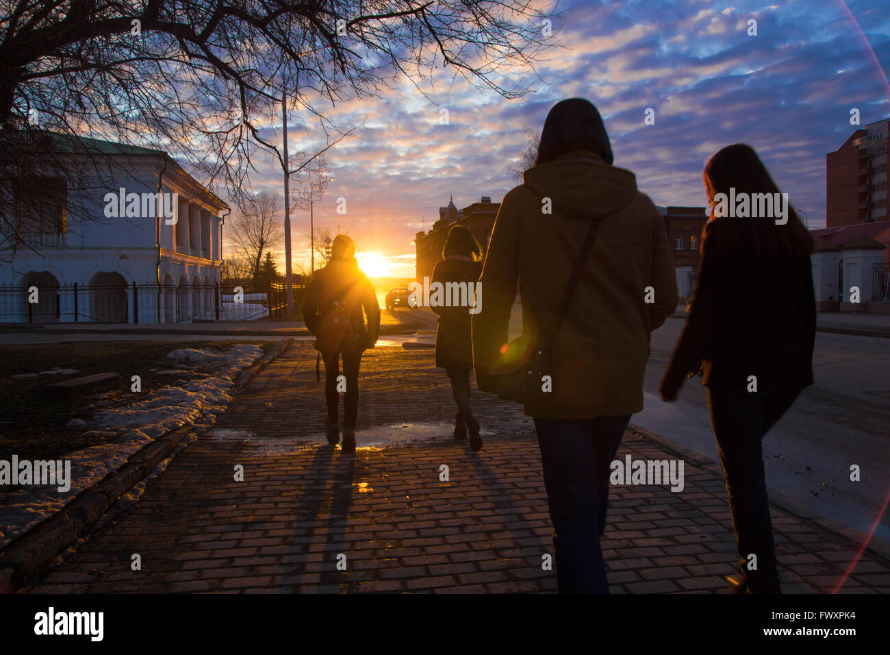 Der Sonne entgegen - Jugend für einen Spaziergang in der Stadt Stockfoto