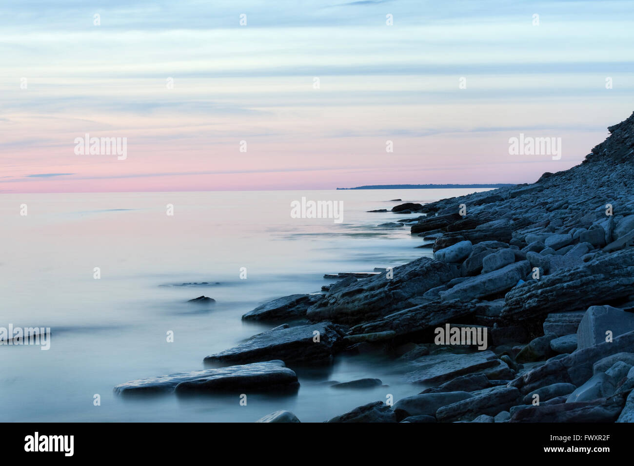 Schweden, Öland, Sandvik, Seelandschaft mit pastellfarbenen sunset sky Stockfoto