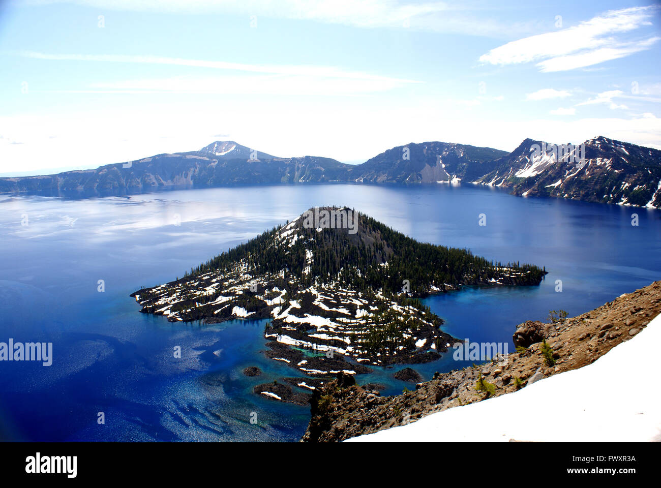 Kratersee, Caldera-See in Oregon State entstanden rund 7700 Jahren durch vulkanische Zusammenbruch, zwei Inseln mit Bäumen Stockfoto