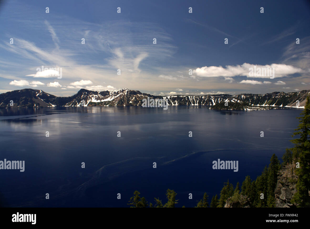 Kratersee, Caldera-See in Oregon State entstanden rund 7700 Jahren durch vulkanische Zusammenbruch, zwei Inseln mit Bäumen Stockfoto