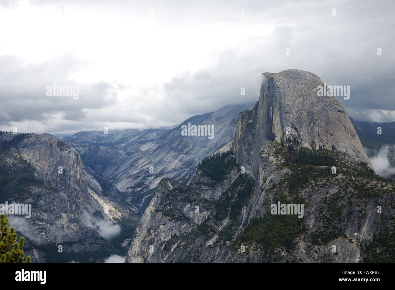 Half Dome, ein Granit Dome im Yosemite Valley, Yosemite-Nationalpark, Kalifornien, USA, mit vertikalen ein Gesicht, Runde an anderer Stelle Stockfoto