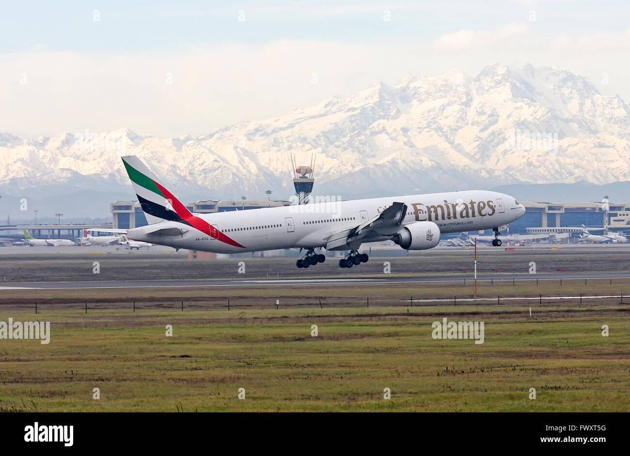 Emirates Airlines, Boeing 777-300 am Flughafen Linate, Mailand, Italien Stockfoto