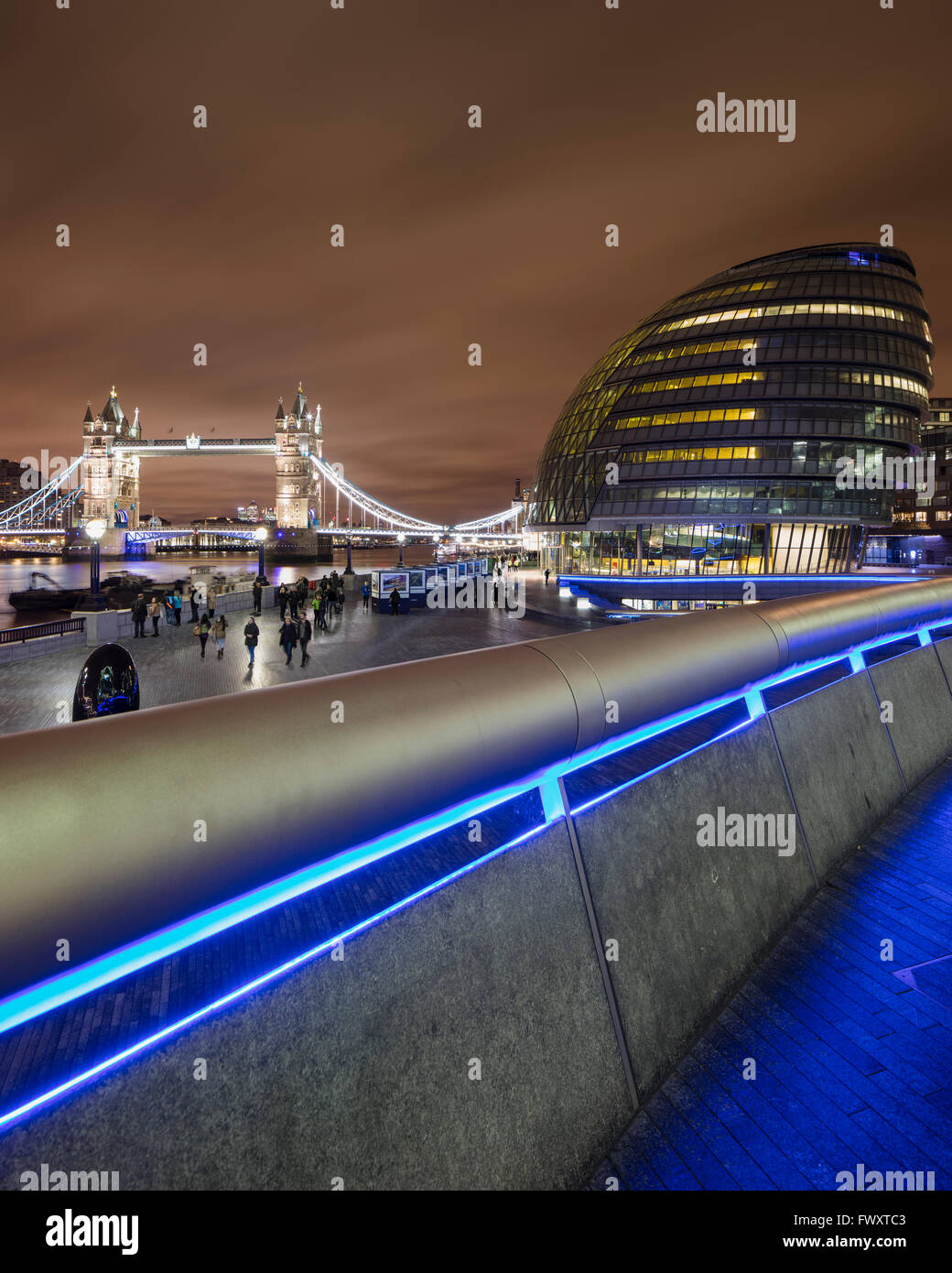 Großbritannien, England, London, beleuchtete Tower Bridge und Rathaus bei Nacht Stockfoto