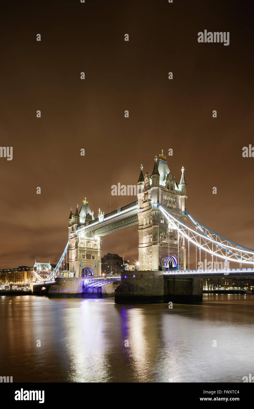 Großbritannien, England, London, beleuchtete Tower Bridge über die Themse bei Nacht Stockfoto