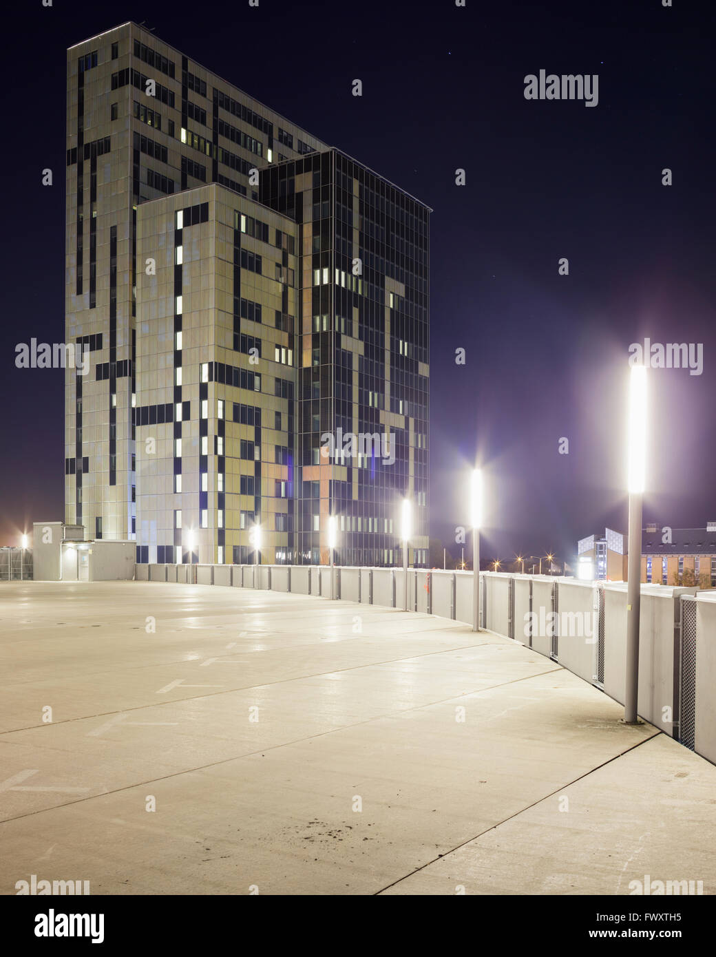 Schweden, Skane, Lund, Wissenschaftspark Ideon, Straßenbeleuchtung und Außenseite des Gebäudes in der Abenddämmerung Stockfoto