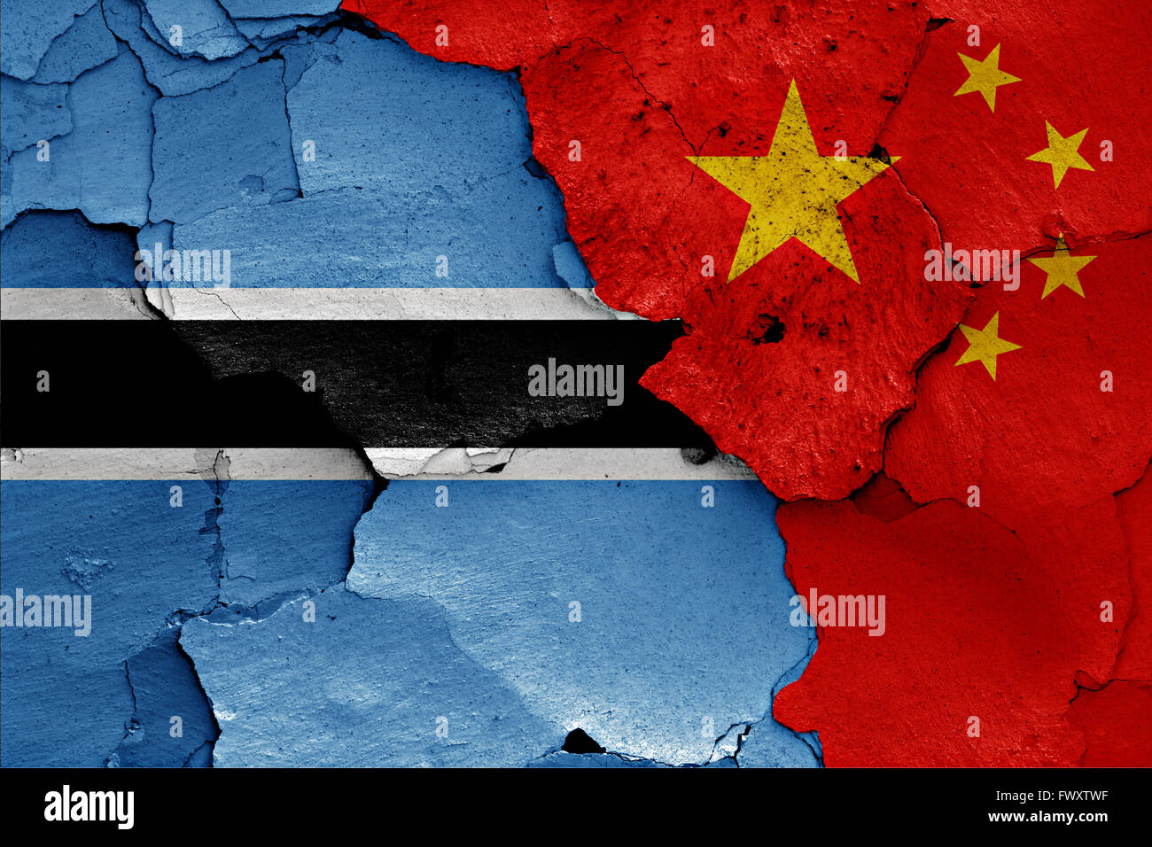 Flaggen von Botswana und China auf rissige Wand gemalt Stockfoto