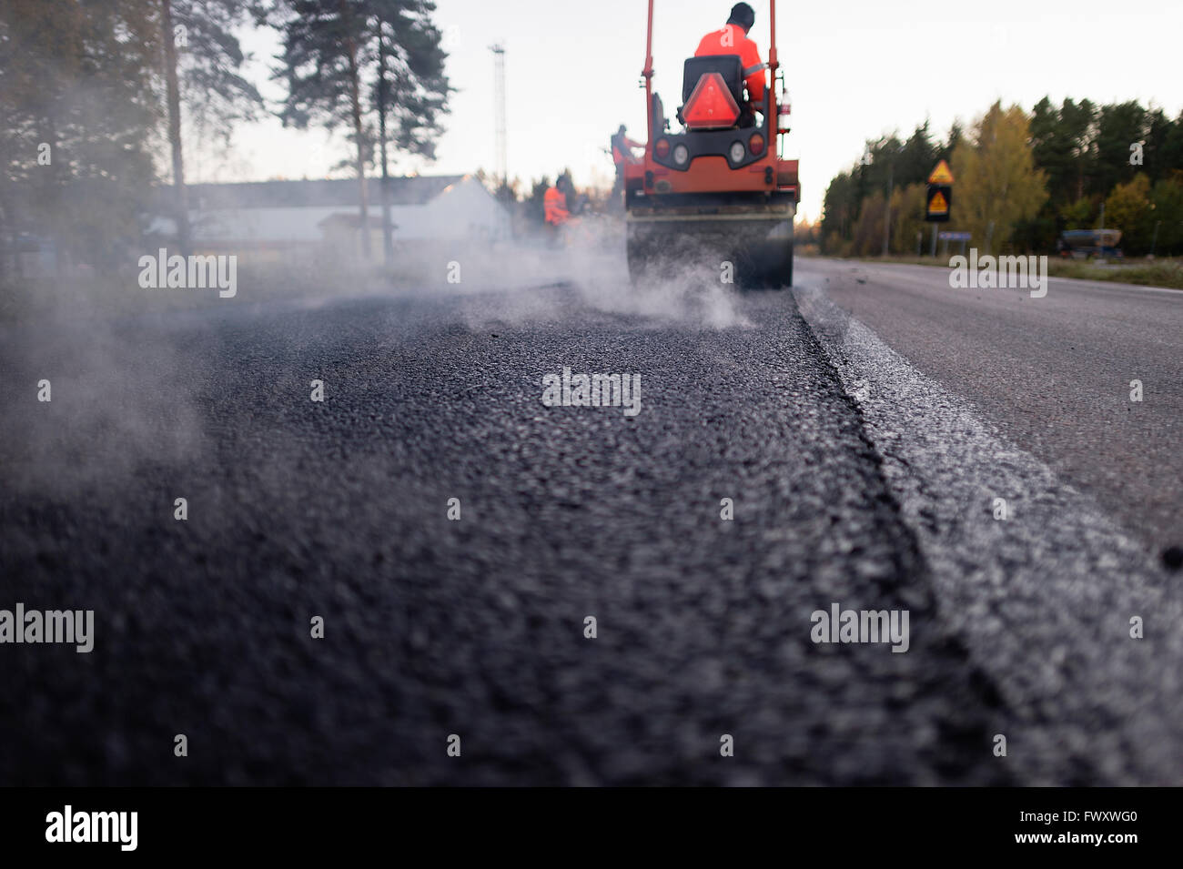 Schweden, Närke, zwei Arbeiter, die Straße zu reparieren Stockfoto