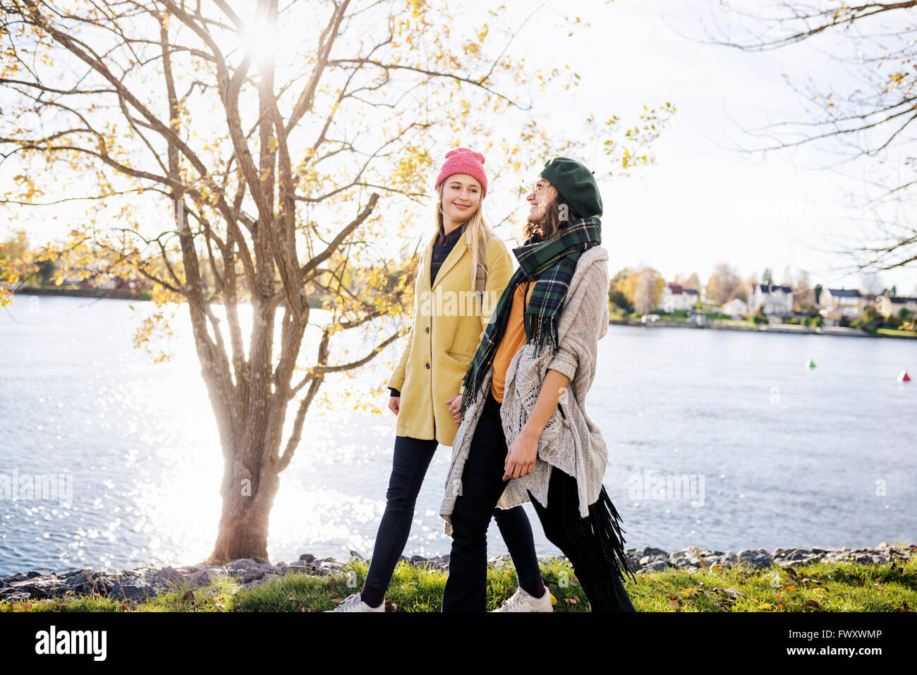 Schweden, Vasterbotten, Umea, zwei junge Frauen, die zu Fuß durch Kanal Stockfoto