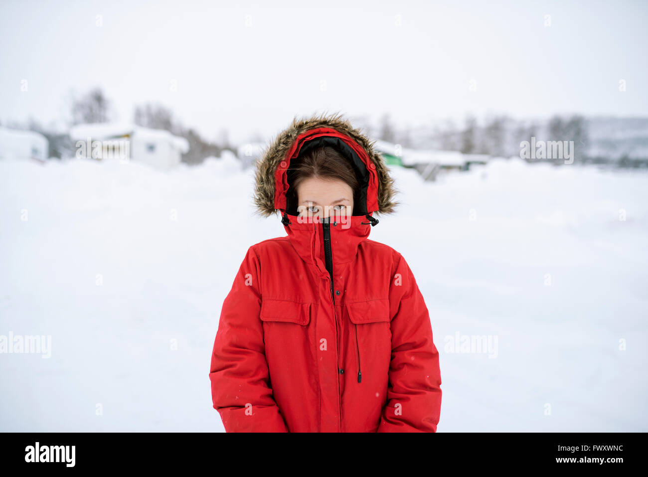 Schweden, Lappland, Hemavan, Porträt der jungen Frau mit roten Parka im  winter Stockfotografie - Alamy