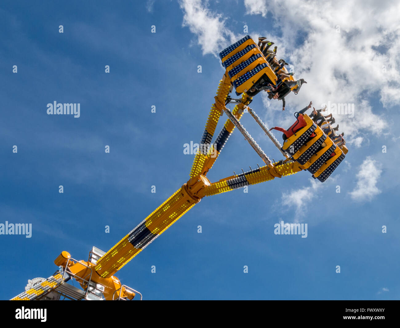 Menschen in einer vertikalen Fahrt in den Himmel in Ultimate auf Kirmes am Königstag in den Niederlanden Stockfoto