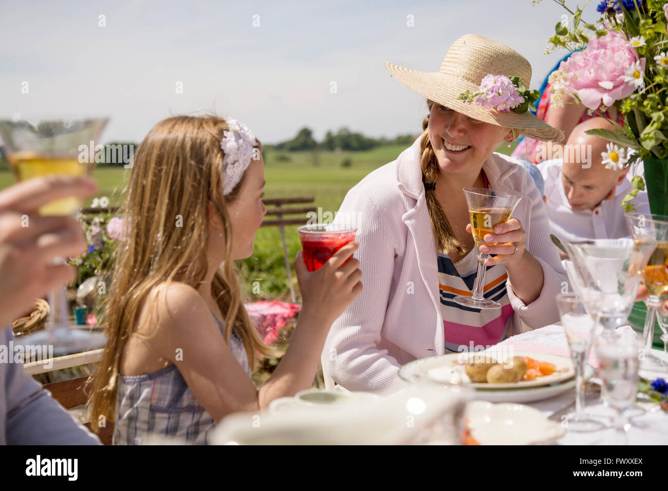 Schweden, Skane, Familie mit einem Kind (8-9) beim Mittsommerfest Stockfoto