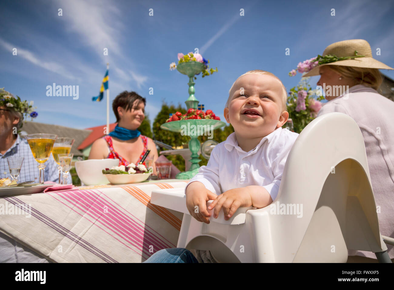 Schweden, Skane, Familie mit einem Kind (0-1 Monat) während Mittsommerfest Stockfoto