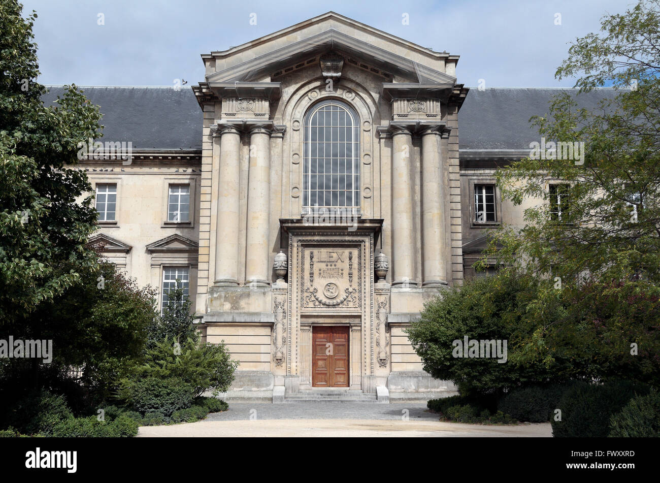 Die hintere Höhe des Palais De Justice (Justizpalast) In Reims in Reims, Champagne-Ardenne, Frankreich. Stockfoto