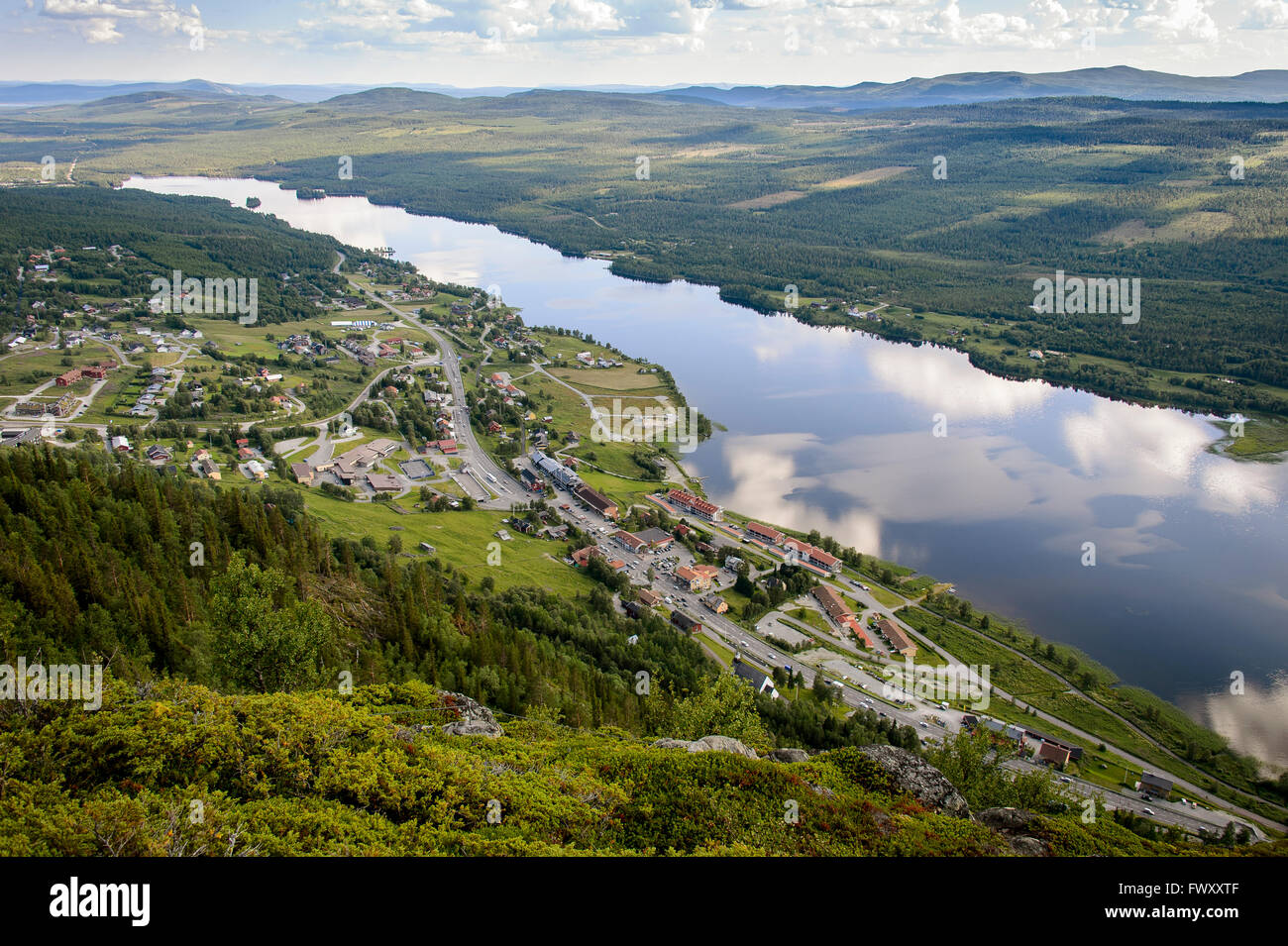 Schweden, Jamtland, Funasdalen, erhöhten Blick auf Fluss und Stadt Stockfoto