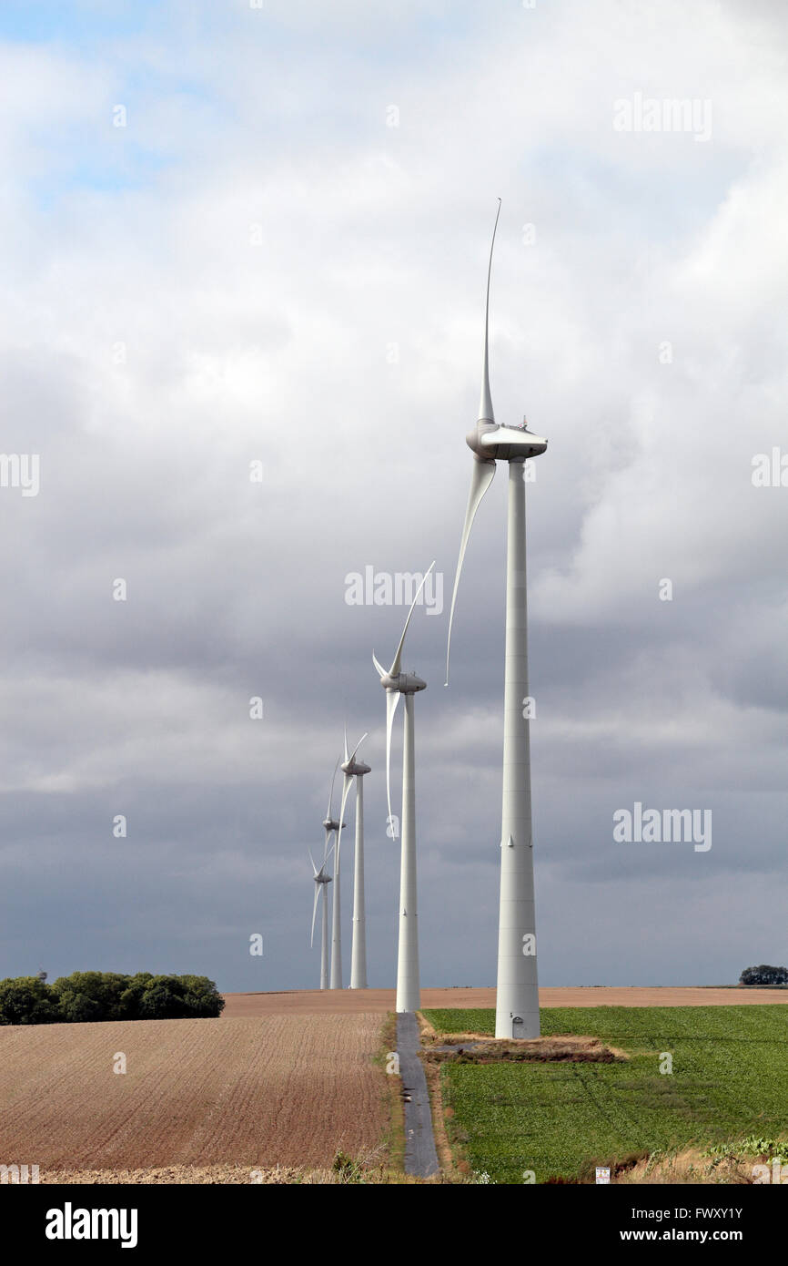 Eine Linie von Windenergieanlagen im Norden Frankreichs. Stockfoto