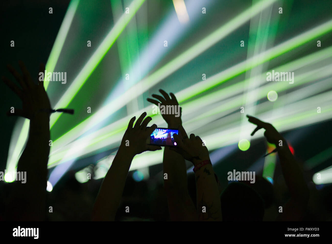 Finnland, Uusimaa, Helsinki, Mann Fotografieren mit Smartphone am Summer Sound Festival Stockfoto
