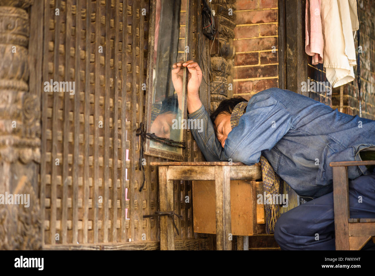 Ein schlafender Friseur in Bhaktapur, Nepal Stockfoto