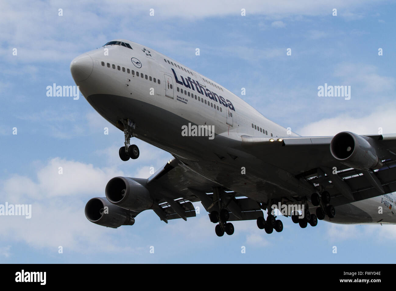 Lufthansa 747 Flugzeug kommt am Pearson International Airport in Toronto, Ontario, am Dienstag, 14. Juli 2015. Stockfoto