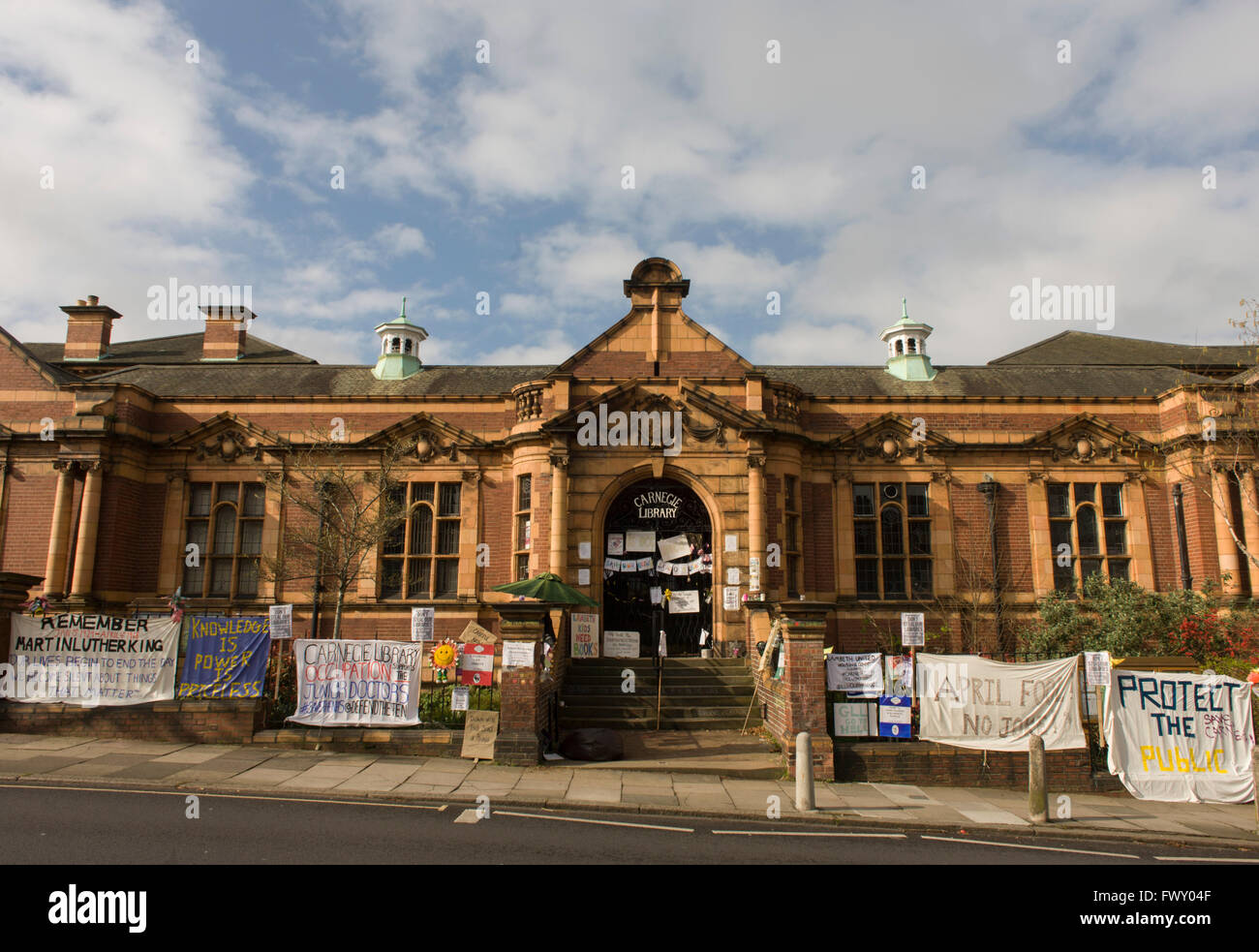 Das ruhige Exterieur der Carnegie-Bibliothek in Herne Hill, South London während Besatzer in den Räumen am 9. Tag der Besetzung, 8. April 2016 bleiben. Die böse Gemeinde im Stadtteil South London haben ihre wichtige Ressource für Lern- und gesellschaftlicher Mittelpunkt für das Wochenende besetzt. Nach einer langen Kampagne von einheimischen Lambeth voraus gegangen und die Bibliothek Türen zum letzten Mal geschlossen, da sie sagen, schneidet, um ihren Haushalt bedeuten, dass Millionen gerettet werden müssen. Stockfoto