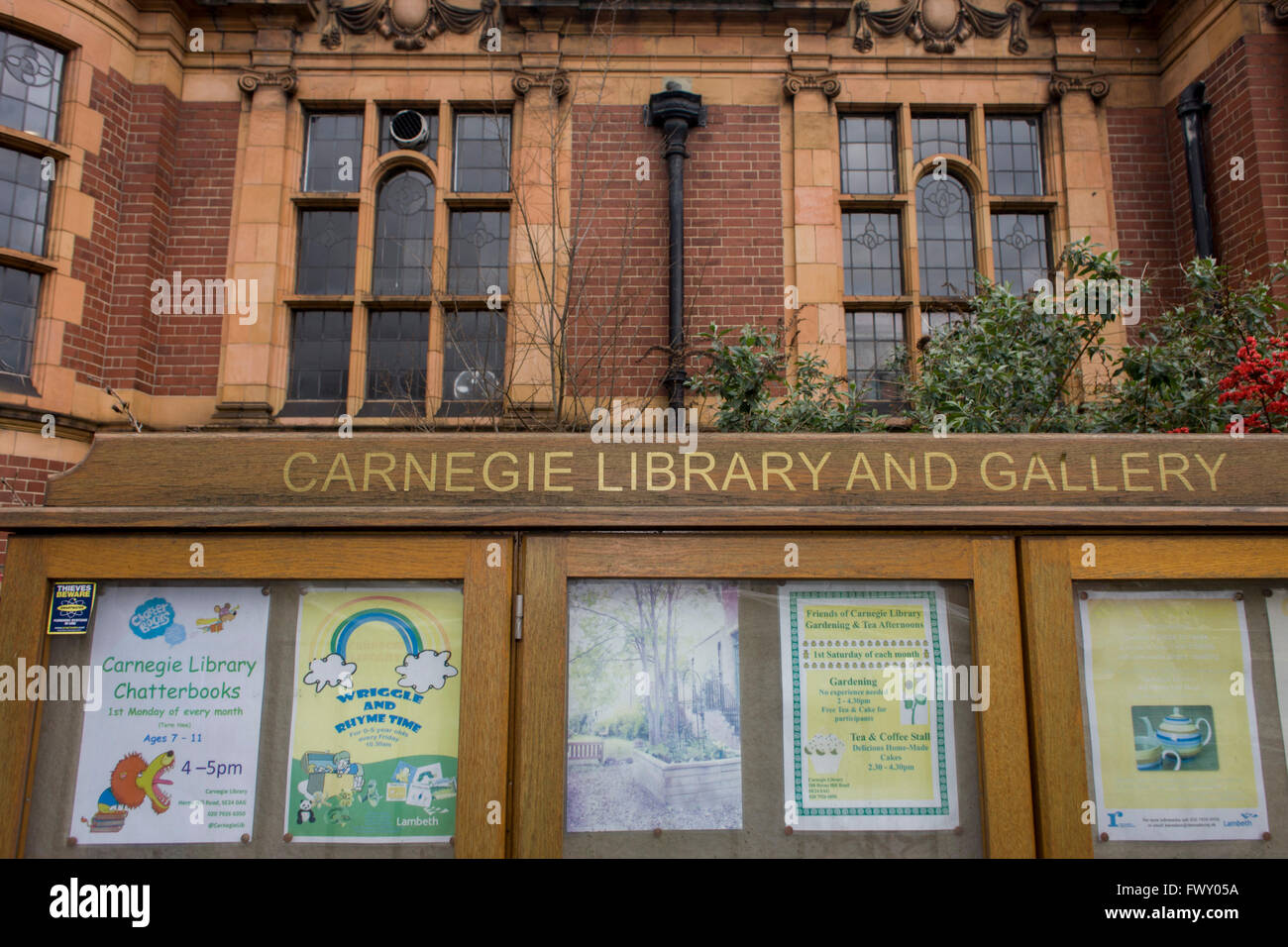 Bisherige Aktivitäten in den Aushang der jetzt geschlossenen Carnegie-Bibliothek in Herne Hill, South London während Besatzer in den Räumen am 9. Tag der Besetzung, 8. April 2016 bleiben. Die böse Gemeinde im Stadtteil South London haben ihre wichtige Ressource für Lern- und gesellschaftlicher Mittelpunkt für das Wochenende besetzt. Nach einer langen Kampagne von einheimischen Lambeth voraus gegangen und die Bibliothek Türen zum letzten Mal geschlossen, da sie sagen, schneidet, um ihren Haushalt bedeuten, dass Millionen gerettet werden müssen. Stockfoto