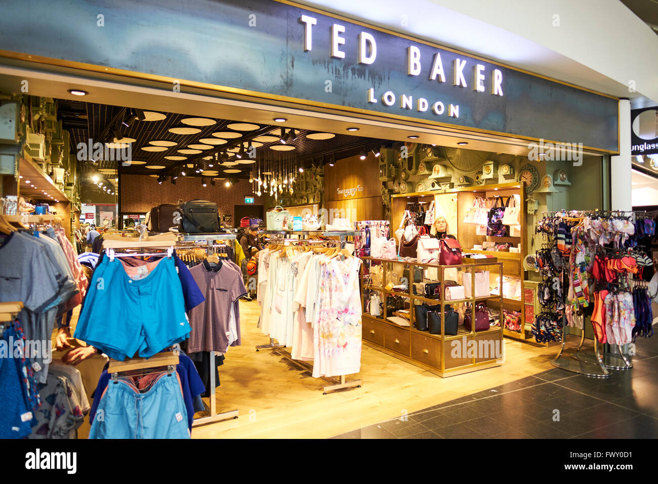 Ted Baker Kleidung Gatwick Flughafen Duty Free Shop Nord Terminal West Sussex London UK Stockfoto