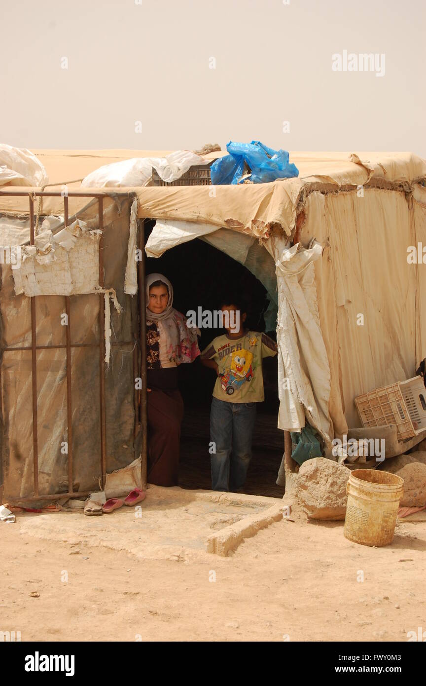 Zwei syrische Flüchtlinge Kinder in informellen Camp, Mafraq, Jordanien Stockfoto