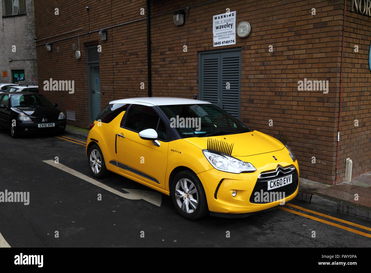 Benutzerdefinierte Auto mit Wimpern oberhalb der Scheinwerfer auf doppelten gelben Linien geparkt, Cardiff, South Glamorgan, Wales, Großbritannien Stockfoto