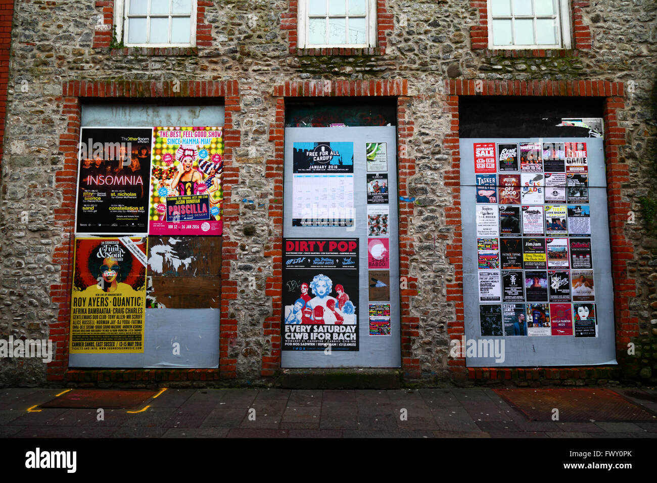Plakate an Türen der Steinbau in Womanby Straße, Cardiff South Glamorgan, Wales, Vereinigtes Königreich Stockfoto