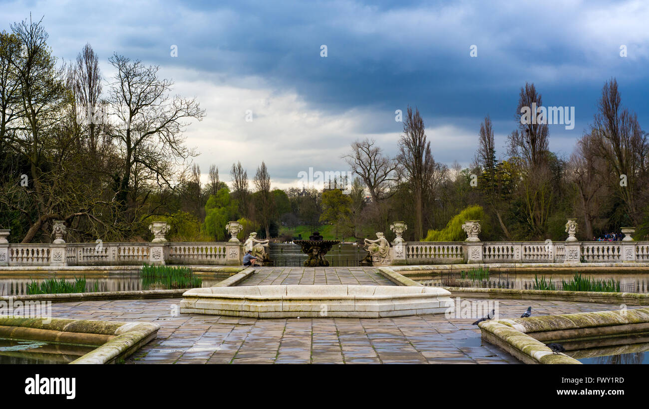 Blick vom italienischen Gärten in Kensington Gardens. Eine ornamentale Wassergarten in diesem berühmten Royal Park in London, Großbritannien Stockfoto