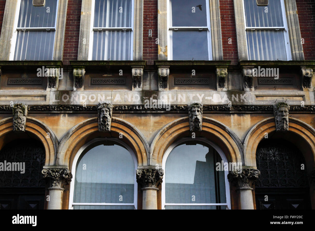 Marken durch Schilder auf ehemaligen London und County Bank Gebäude, High Street, Tonbridge, Kent, England Stockfoto