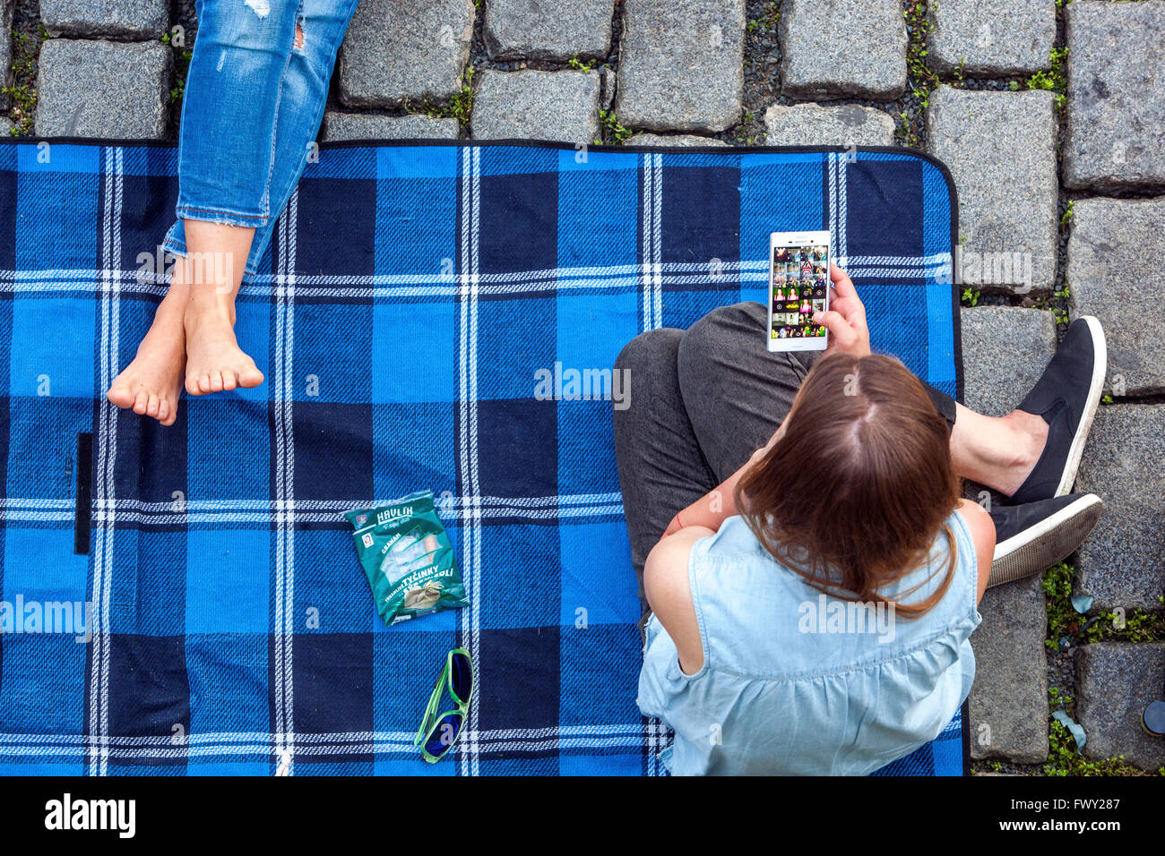 Freunde treffen, Picknickdecke auf der Straße, Náplavka, Moldau in Prag, Frauenfüße der Tschechischen Republik Stockfoto
