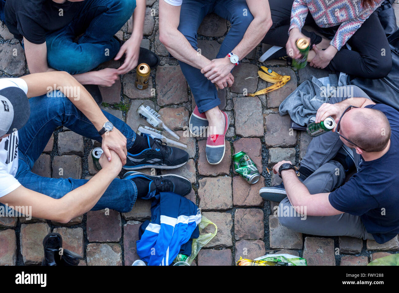 Treffen mit Freunden, Picknick, Orts, Vltava Flussufer in Prag, Tschechische Republik Stockfoto