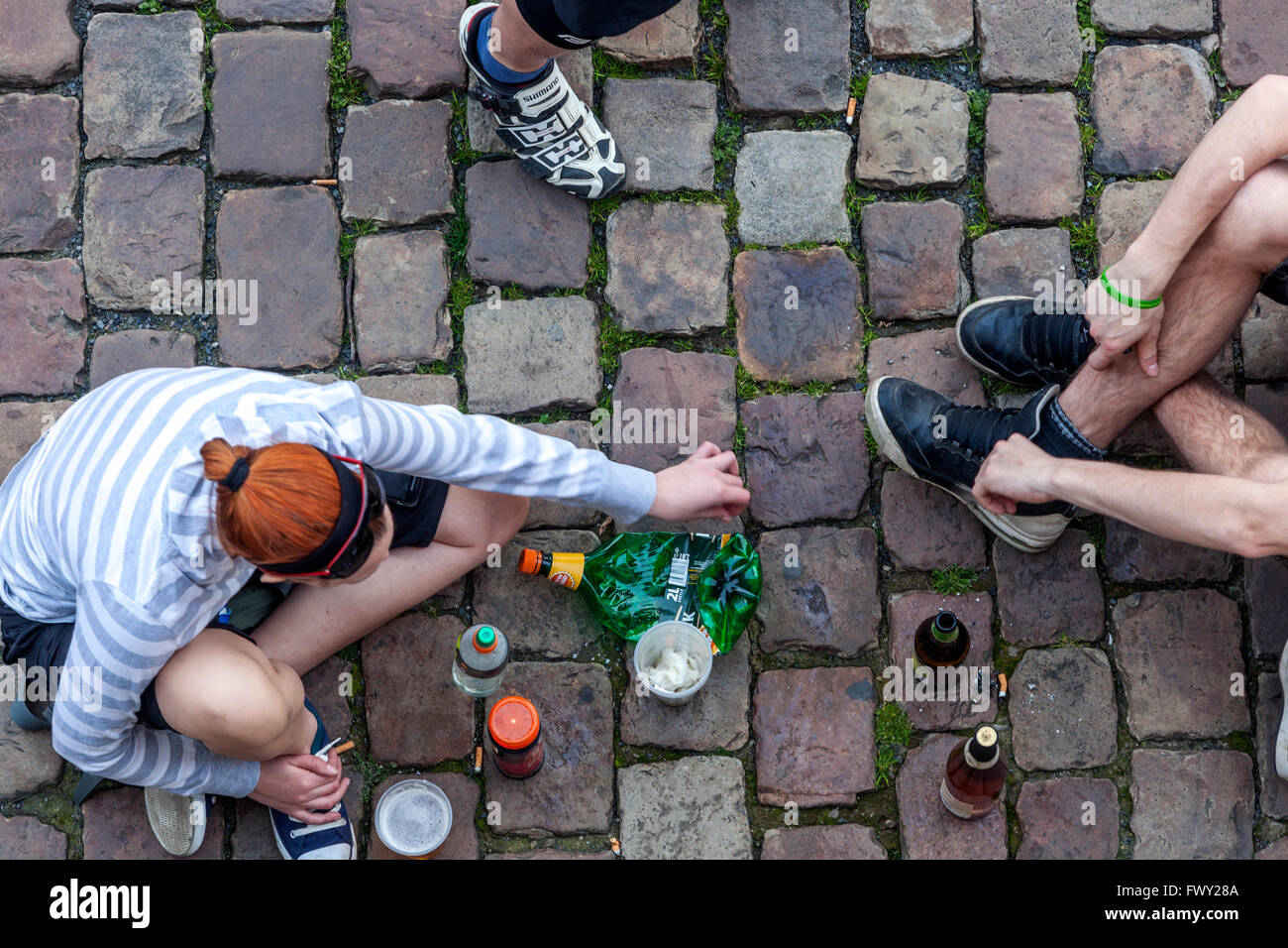 Treffen von Freunden, Picknick auf der Straße, Naplavka, Vltava-Flussufer in Prag, Tschechien Stockfoto
