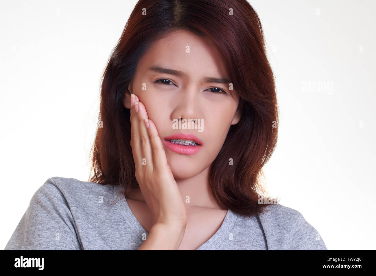 Teen Frau gequetscht Wange mit schmerzlichem Gesicht drücken, als ob sie eine schreckliche Zahnschmerzen hat. Stockfoto