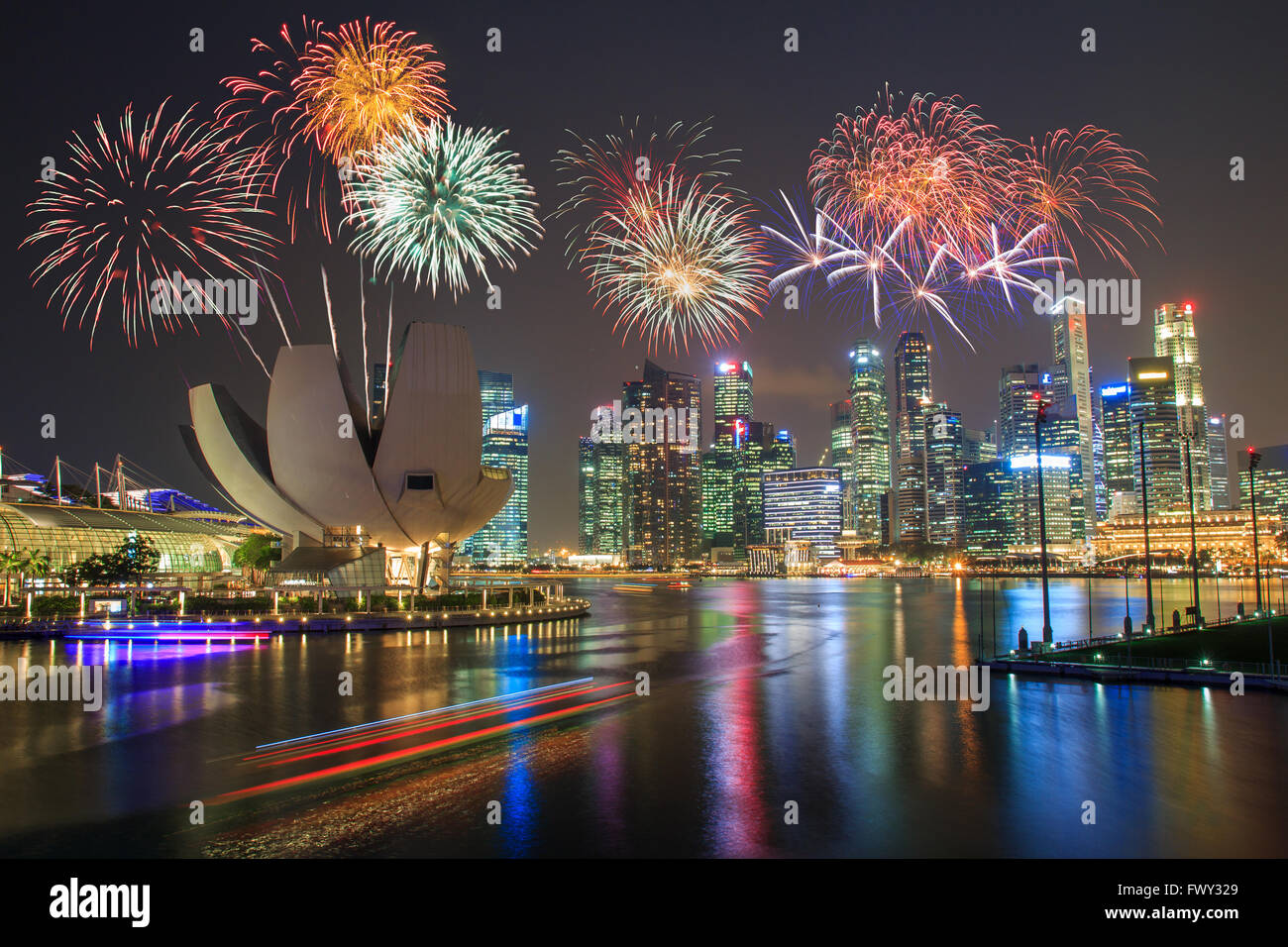 Feuerwerk über Marina Bay in Singapur am Nationalfeiertag Feuerwerk Stockfoto