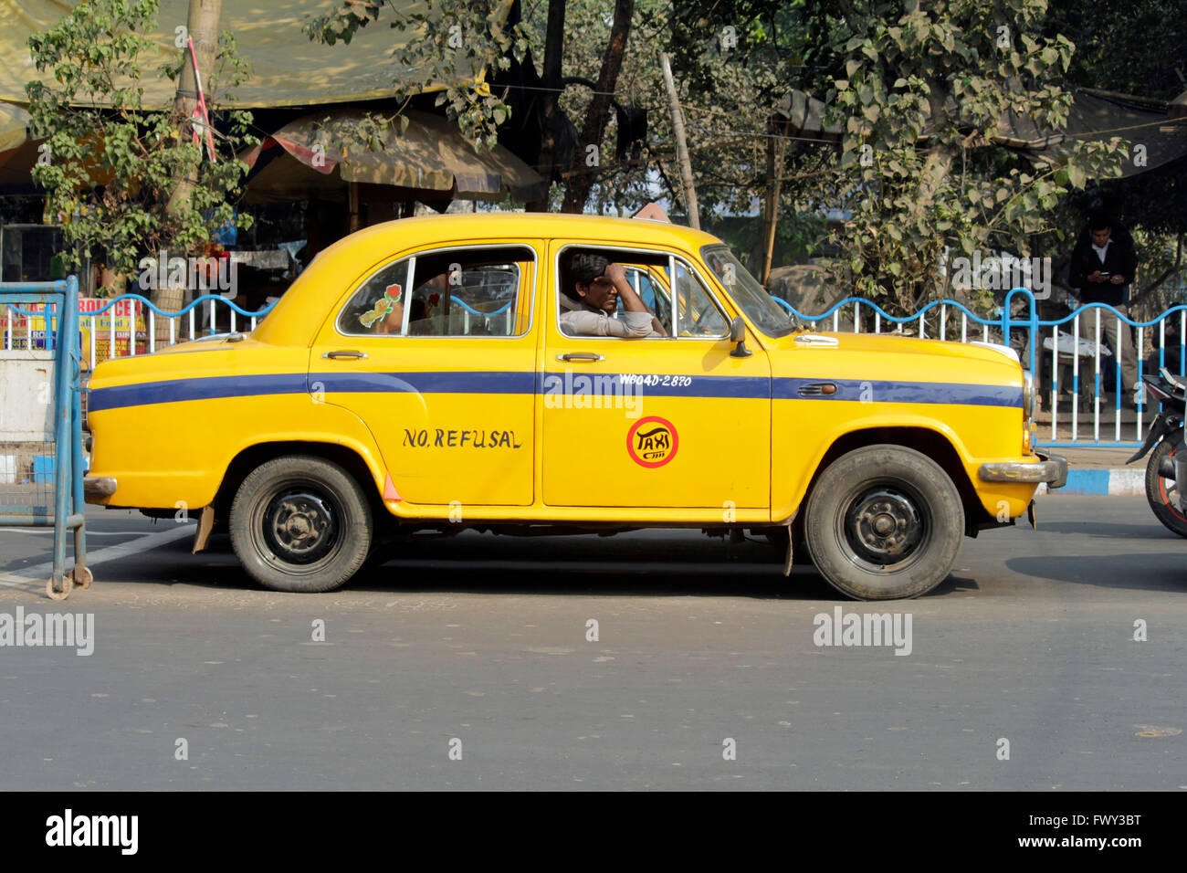 Das große alte gelbe Botschafter Taxi von Kolkata Stockfoto