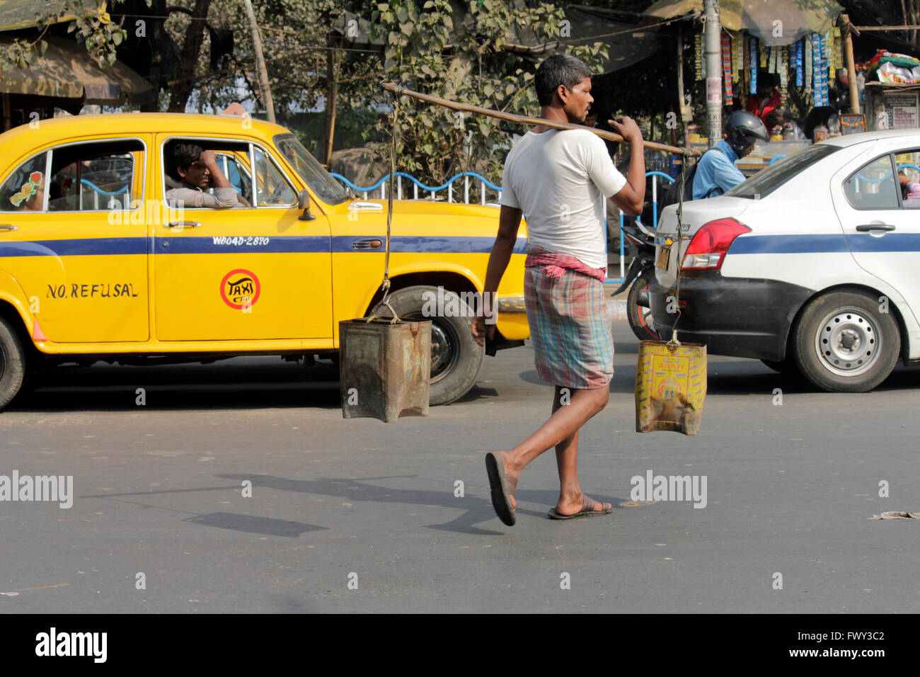 Das große alte gelbe Botschafter Taxi von Kolkata Stockfoto