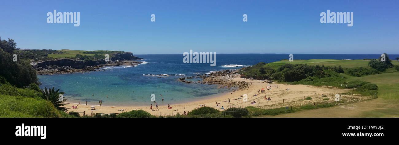 Little Bay in New South Wales, Australien, ist ein Strand halbrunde Form und geschlossenen durch Landzungen im Süden und Norden. Seine schmalen ent Stockfoto