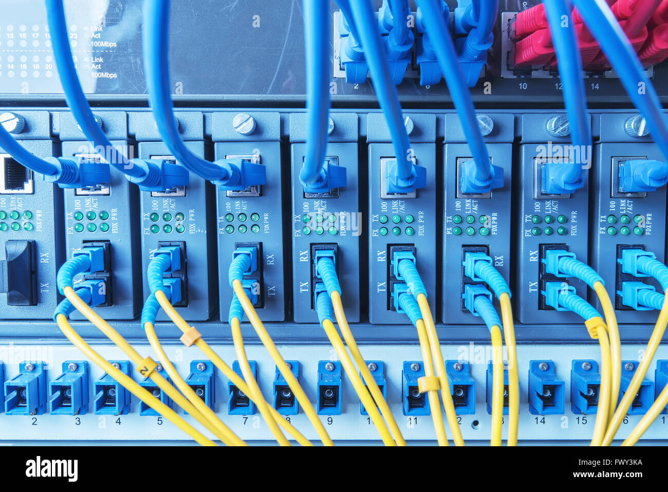 Glasfaser-Anschluss auf Kern Netzwerk swtich Stockfoto
