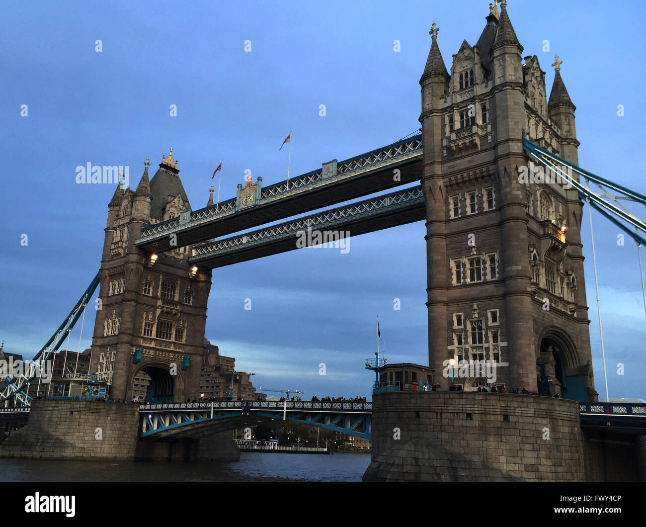 Nahaufnahme eines der berühmtesten Wahrzeichen von London, die Tower Bridge Stockfoto