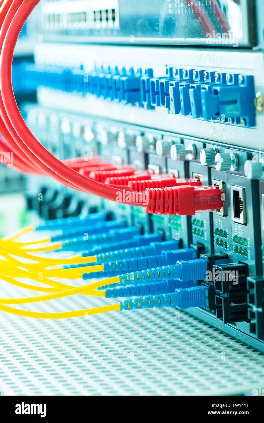 Glasfaser-Anschluss auf Kern Netzwerk swtich Stockfoto