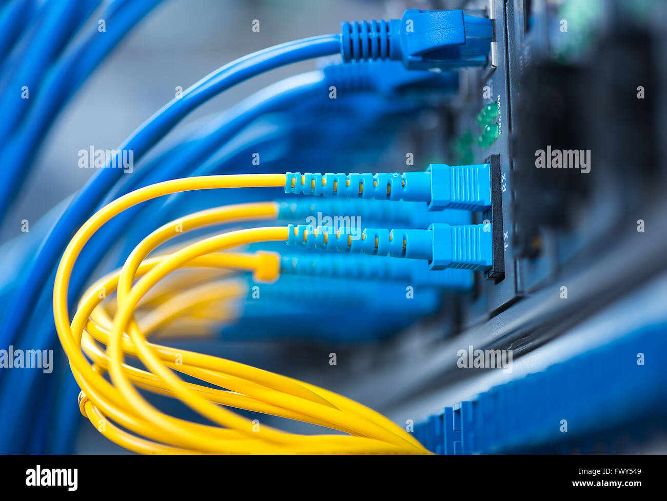 Glasfaser-Anschluss auf Kern Netzwerk swtich Stockfoto