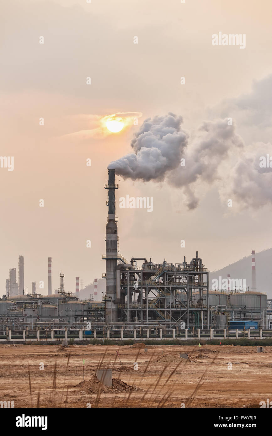 Gas-Verarbeitung-Fabrik. Landschaft mit Gas und Öl-Industrie Stockfoto