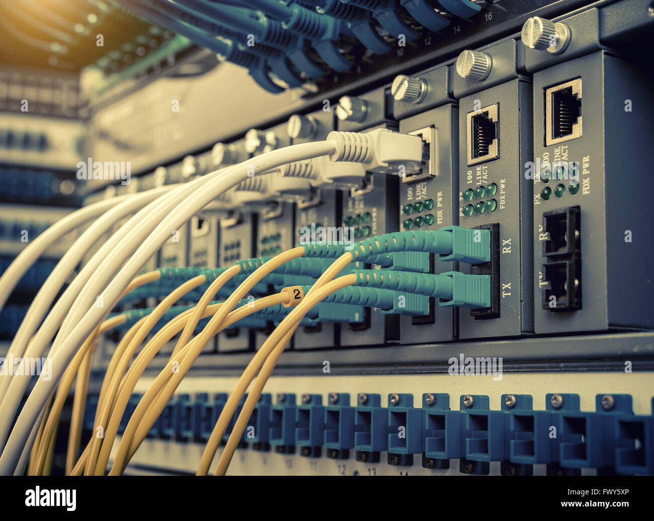 Faser-Optik-Servern und Hardwares in einem Internet-Rechenzentrum Stockfoto