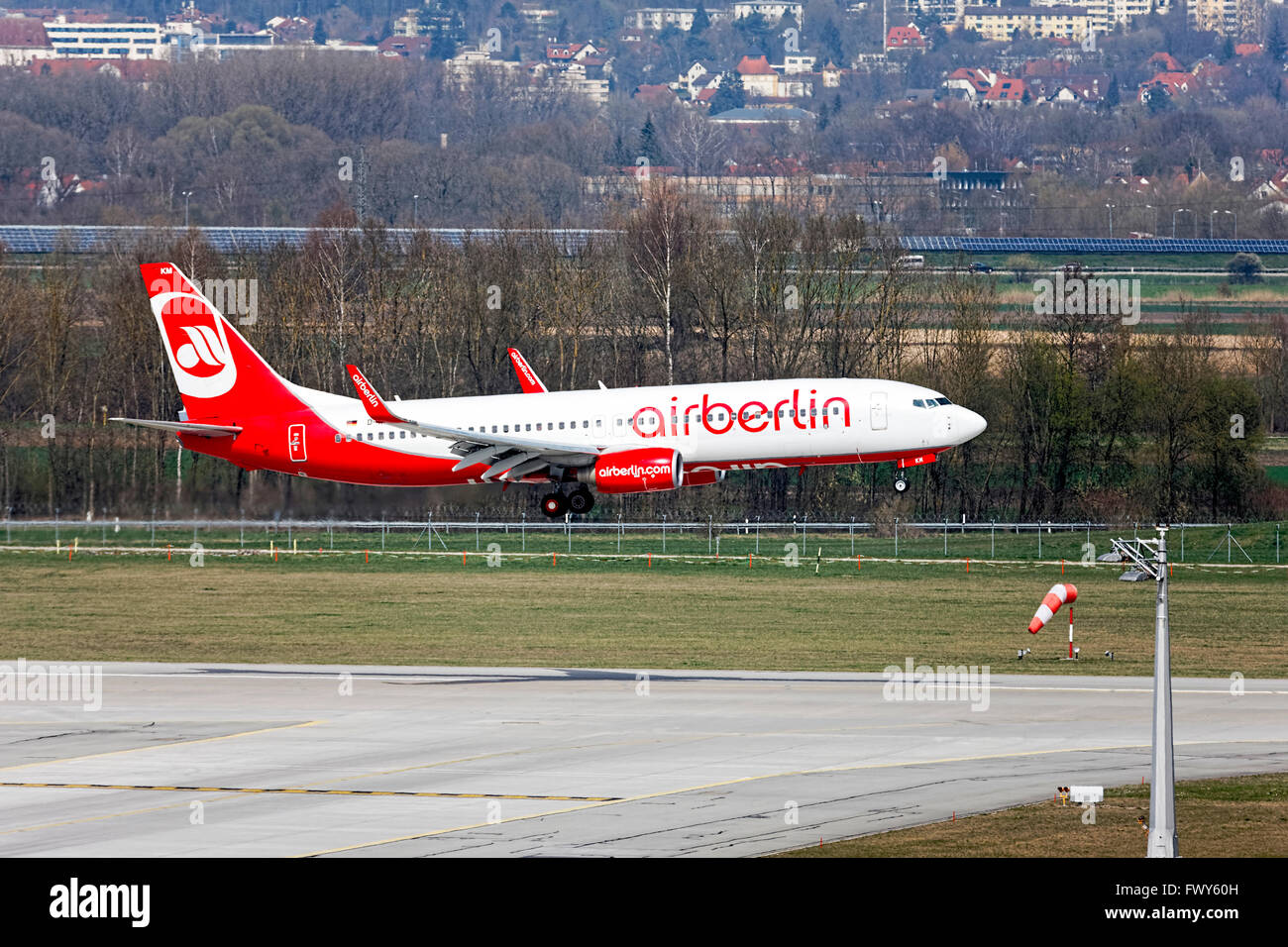 Air Berlin Airbus A321-211 landet auf dem Flughafen Franz Josef Strauß, München, Oberbayern, Deutschland, Europa. Stockfoto