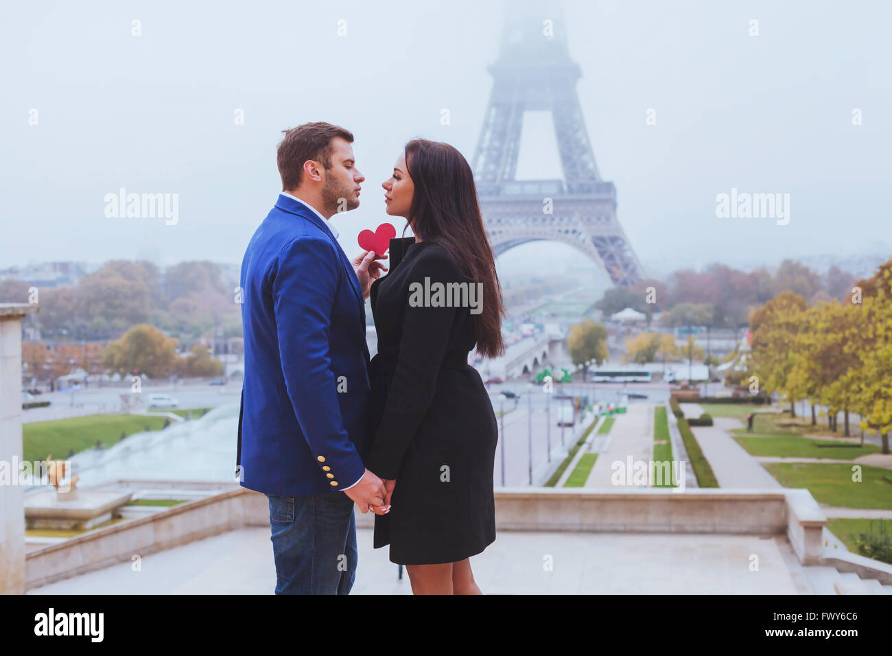 Valentinstag-Reiseziel, verliebte Paar in der Nähe von Eiffelturm, Paris, Frankreich Stockfoto