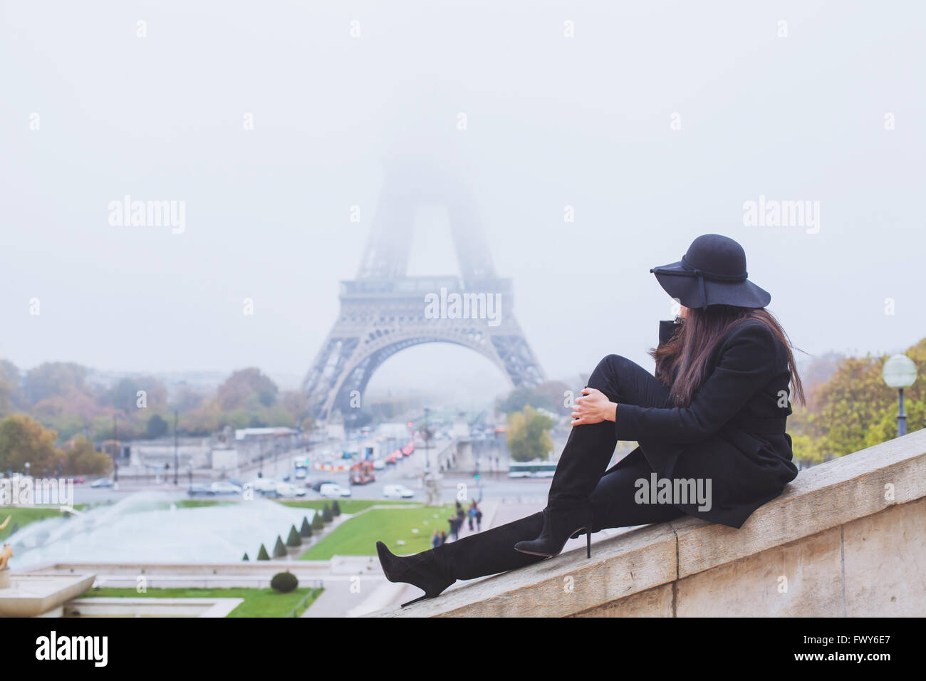 Herbst und Winter in Paris, Mode Frau Blick auf Eiffelturm in nebligen Tag, Frankreich Stockfoto