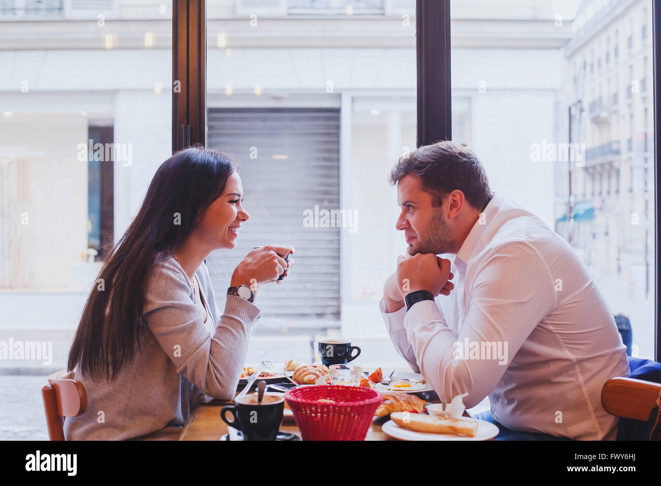 Essen im Restaurant, lächelnden Brautpaar mit Mittagessen im Café, dating Stockfoto