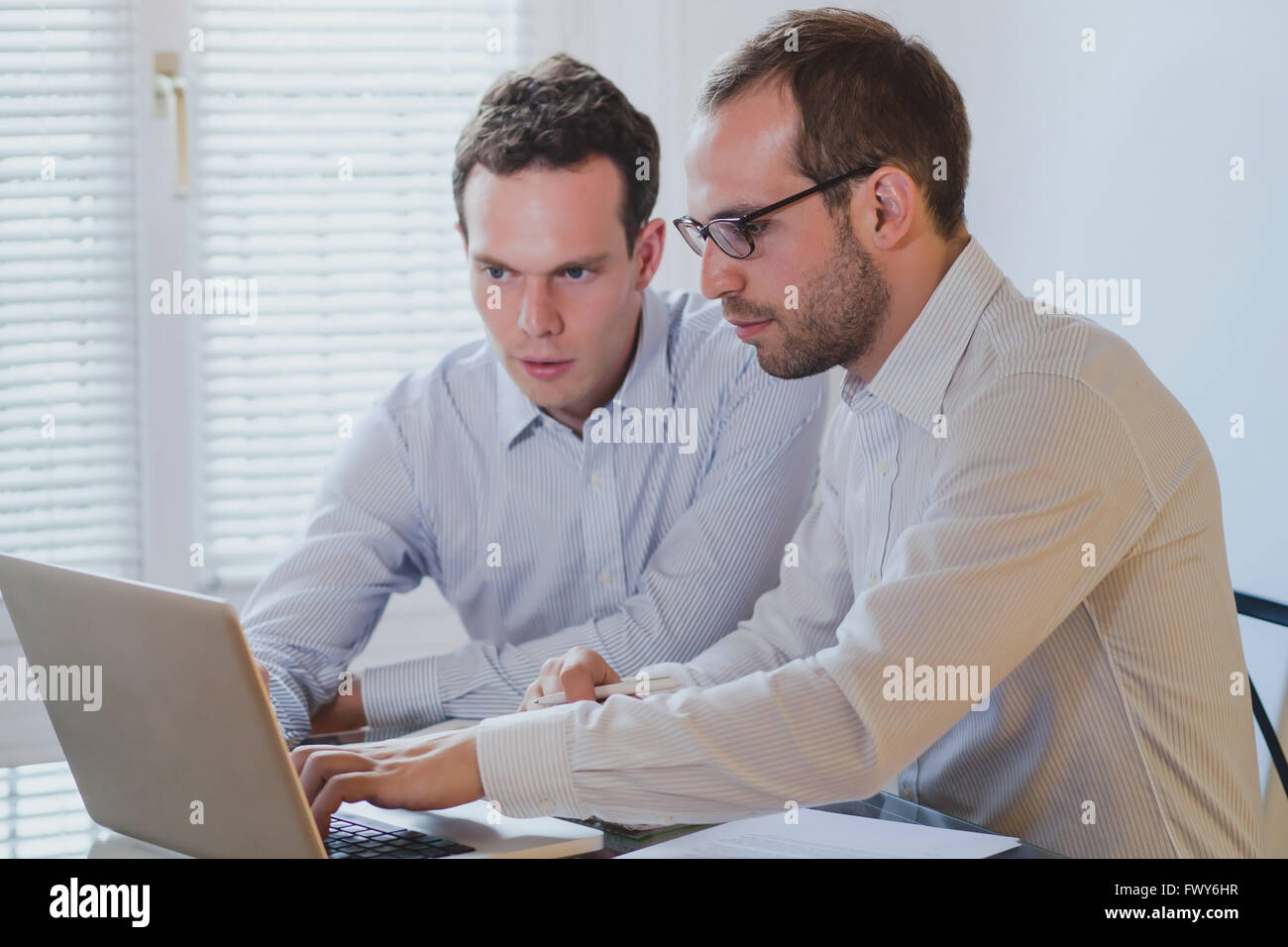 finanzielle Analyse und Projekt Management, Geschäftsleute mit Computer in moderne Büroeinrichtung Stockfoto