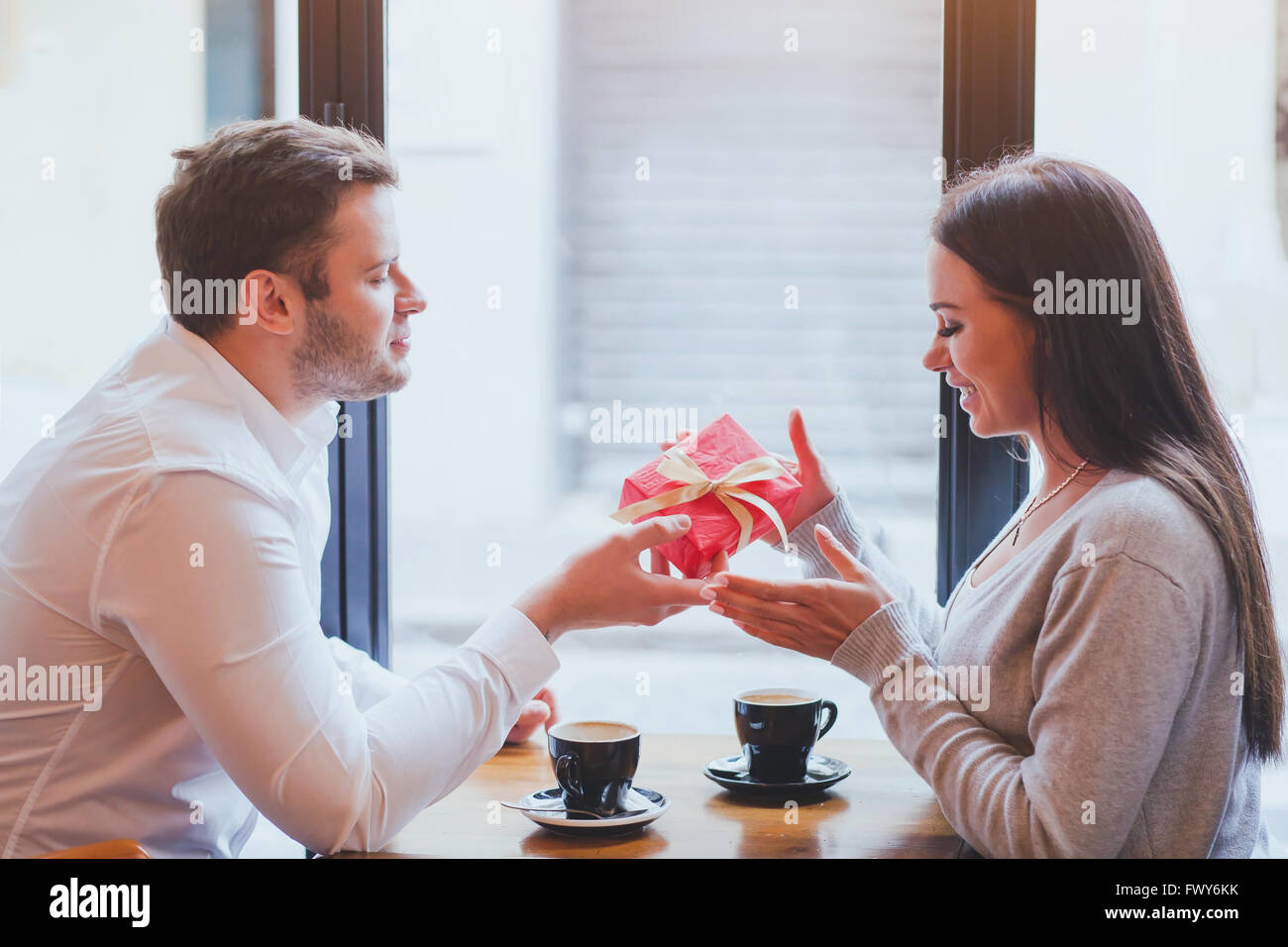 Mann und Frau, Geschenk, romantischen dating Stockfoto
